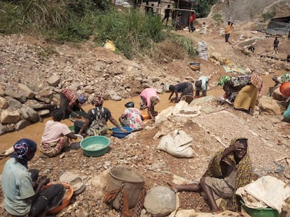 Mineros congoleños trabajan en una mina de oro artesanal cerca de Kamituga, al este de la RDC.
