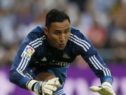 Keylor Navas intenta atrapar el balón