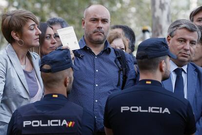 El diputado de ERC, Jordi Salvador i Duch (c), junto a los diputados del PDeCAT, Jordi Xuclà (d), y Lourdes Ciuró (i), muestra una papeleta, a las puertas de la Audiencia Nacional.