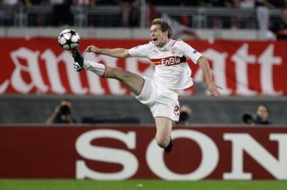 Hleb trata de controlar el balón en un partido de Liga de Campeones del Stuttgart contra el Rangers.