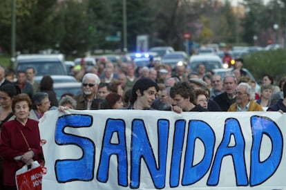 Manifestación para demandar la creación la creación de un hospital en los terrenos del antiguo Hospital del Aire, el 15 de marzo de 2007.