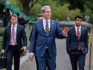 El secretario del Tesoro de EE UU, Scott Bessent, saluda a la prensa en la Casa Blanca.