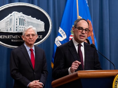 El fiscal general de Estados Unidos, Merrick Garland escucha al fiscal antimonopolio, Jonathan Kanter, este jueves en una rueda de prensa en Washington.