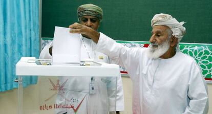 Un omaní deposita su voto, este domingo en Muscat