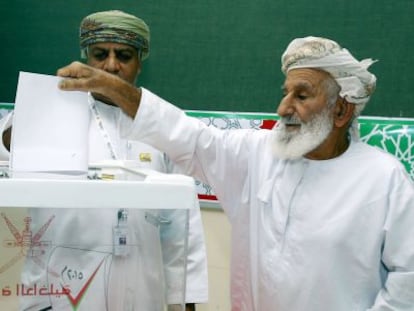 Un omaní deposita su voto, este domingo en Muscat