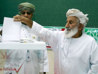 Un omaní deposita su voto, este domingo en Muscat