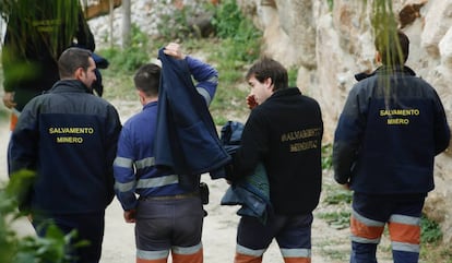 Members of a mining team arrive on the site of the incident.