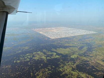 Vista aérea del campamento de desplazados de Bentiu en el Estado de Unity, donde las aguas de la inundación rodean el campamento, donde está el hospital de MSF.