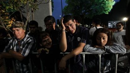 Los seguidores de López Obrador, tras conocer los sondeos.