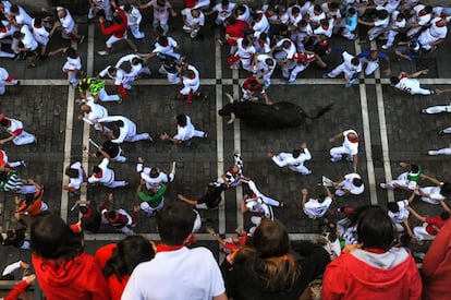 La manada comenzaba agrupada a cubrir Estafeta, pero pronto otro toro negro se ha adelantado al resto de sus hermanos y ha ido en solitario por toda la calle, permitiendo que algunos mozos se lucieran con bonitas y largas carreras delante de las astas.