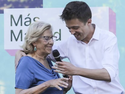 Carmena y Errejón, ayer a orillas del Manzanares.