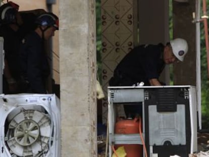 Los bomberos inspeccionan el piso siniestrado esta ma&ntilde;ana.