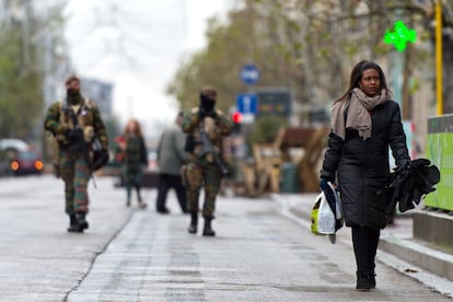 Personal militar patrulla la calle Rue Du Midi en el centro de Bruselas (Bélgica), el 24 de noviembre de 2015.