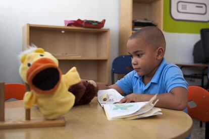 Los alumnos del aula de recurso empiezan identificando dibujos. Más tarde les enseñan a leer y escribir y son integrados en aulas regulares.