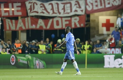 Ramires abandona el campo tras ser expulsado por doble amarilla.