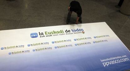 Un operario trabaja durante los preparativos del congreso del PP que se inaugura hoy en Bilbao.