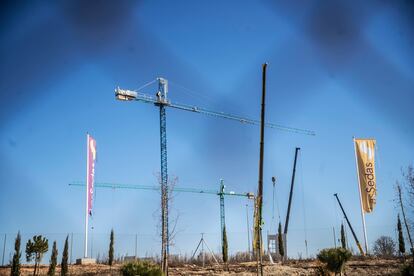 Grúas en el futuro barrio de Las Sedas, en Alcalá de Henares, esta semana.