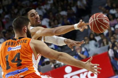 Ayón busca el pase ante Dubljevic