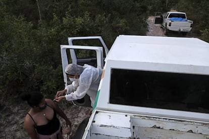 Uma trabalhadora de saúde aplica uma dose da vacina Coronavac sem deixar seu veículo, na comunidade Kalunga Vão de Almas, uma zona rural na periferia de Cavalcante (Goiás).