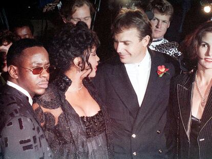 De izquierda a derecha: Bobby Brown, Whitney Houston, Kevin Costner y su esposa por aquel entonces, Cindy Costner, en la 'premiere' de 'El guardaespaldas' en Hollywood, el 23 de noviembre de 1992.