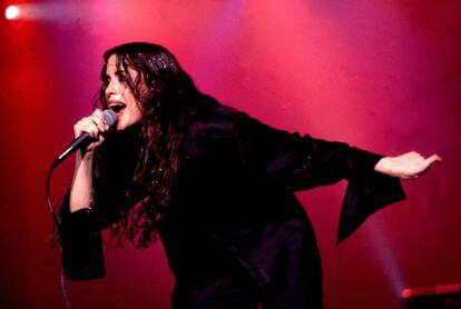 Alanis Morissette en 1995 actuando en Chicago.