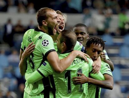 Los jugadores del Sporting de Lisboa celebran el gol que consiguió Bruno Cesar (d).