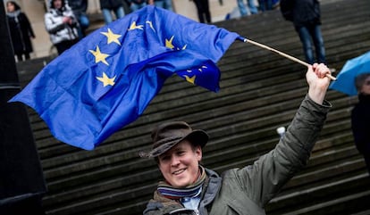 Un hombre sostiene una bandera de la UE durante una manifestación pro-europea en Berlín