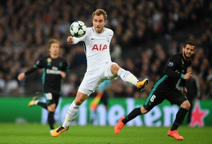 Christian Eriksen controla el balón.