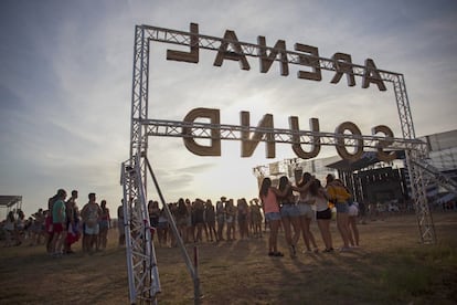 Asistentes al festival Arenal Sound se fotografían junto a un gran photocall. 