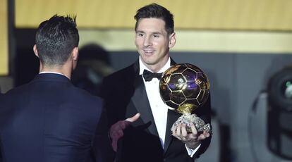 Messi, amb la Pilota d'Or, saluda Cristiano el 2016.