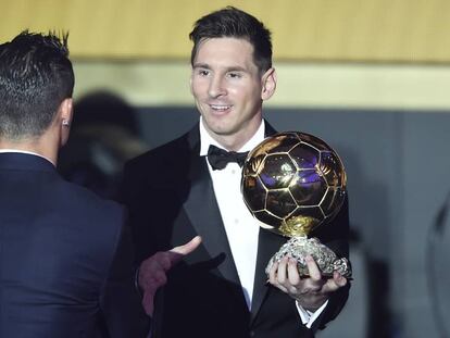 Messi, amb la Pilota d'Or, saluda Cristiano el 2016.