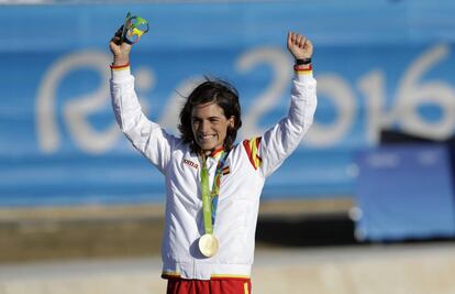 Maialen Chourraut celebra la medalla de oro en la competición K1 de kayak, el 11 de agosto.