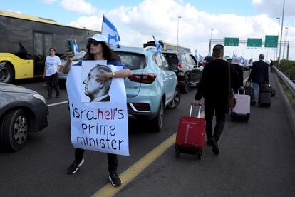 Activistas cortan el acceso al Aeropuerto Internacional Ben Gurion, en Lod.