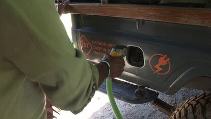 Carga de un coche eléctrico.