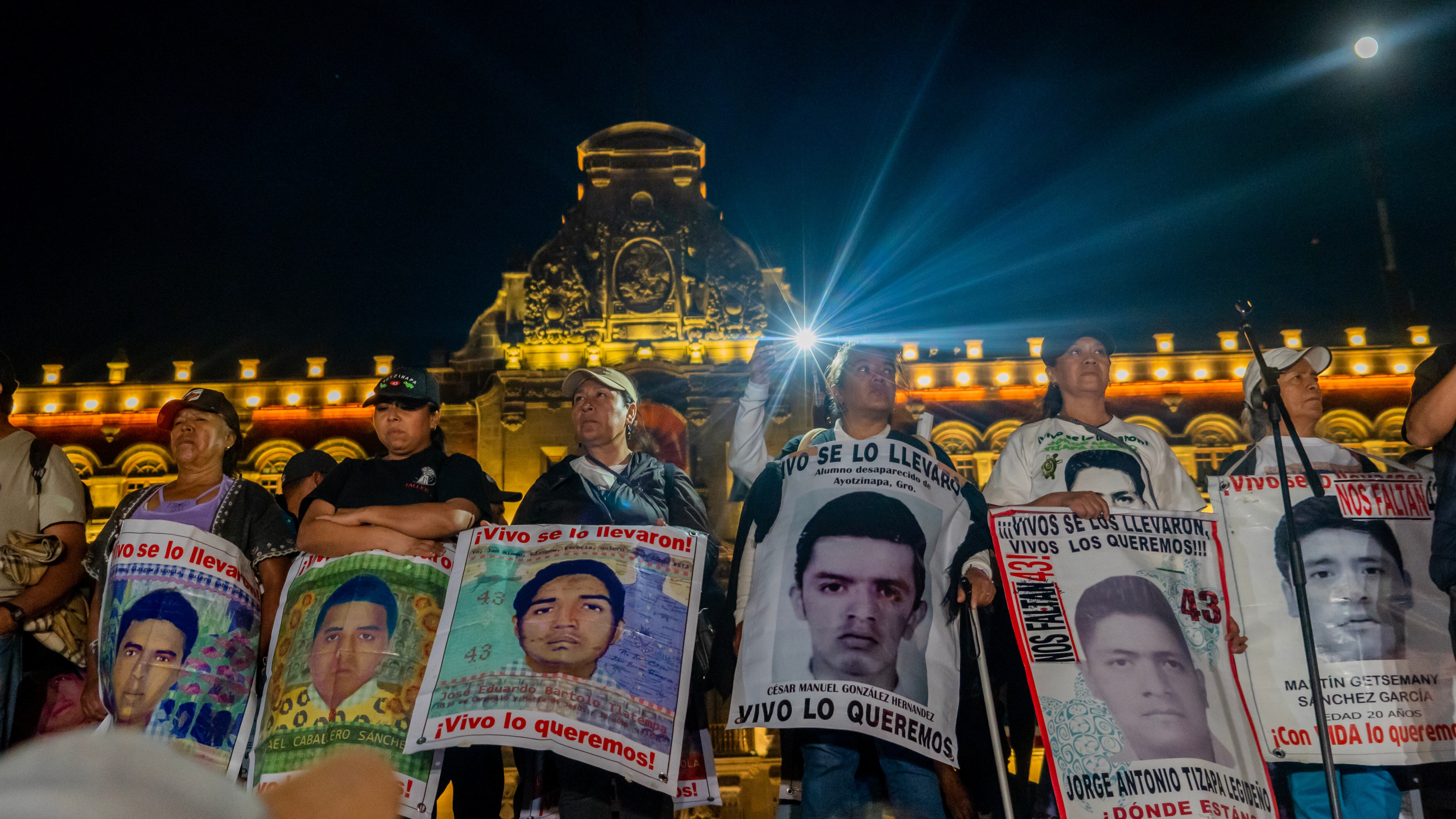 Padres de los 43 estudiantes desaparecidos de la Normal Rural de Ayotzinapa protestan frente al Palacio Nacional, el 26 de septiembre de 2023. 