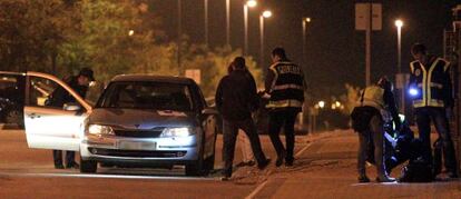 La policía inspecciona el vehículo en el que murió Óscar Fernández.