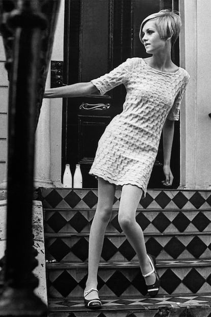 Las creaciones de Quant coparon los titulares internacionales después de que los vistieran las supermodelos del momento, entre ellas Jean Shrimpton, Pattie Boyd, Cilla Black y Twiggy. En la imagen, la última posa con uno de sus diseños en 1966.