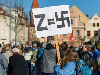 Pancarta en una manifestación el pasado día 13 en Cottbus, Alemania, que compara la zeta de apoyo a la invasión de Ucrania con la esvástica nazi.