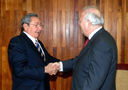 El presidente cubano, Raúl Castro, y el ministro de Asuntos Exteriores, Miguel Ángel Moratinos, se saludan durante una reunión en La Habana el 19 de octubre de 2009.