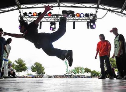 Un participante en la final del concurso de <i>breakdance</i> en el festival Cultura Urbana.