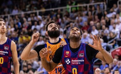 Davies y Dubljevic, en el Barça-Valencia jugado en el Palau.