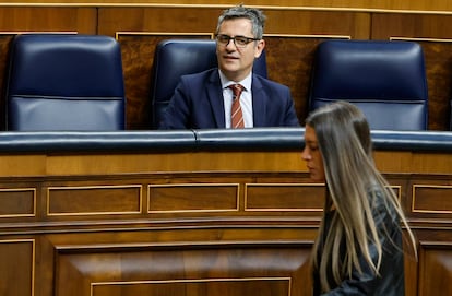 La portavoz de Junts, Míriam Nogueras, pasa ante el ministro de Justicia, Presidencia y Relaciones con las Cortes, Félix Bolaños, durante un pleno en el Congreso el 18 de junio de 2025.