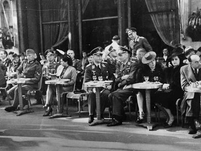 Soldados nazis, en el café de la Paix de la plaza de la Ópera de París, en 1940, durante la ocupación.