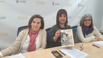 Las autoras del libro Mati Aliaga y Lola Milán (las primeras, a la izquierda), durante la presentación, en una foto cedida
