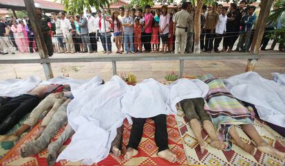 Un grupo de personas observa a las víctimas de la estampida de este lunes 22 de noviembre de 2010 en Phnom Penh, Camboya.