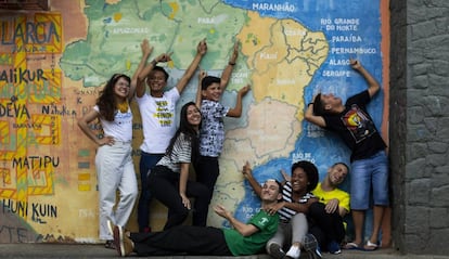 Vitor Zanellato (abajo, de verde), fundador de 'Plantando el futuro', con otro grupo de jvenes de AYC Brasil.