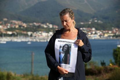 La madre de Diana Quer sostiene un cartel con la foto de su hija en agosto de 2016, tras la desaparici&oacute;n de la joven.