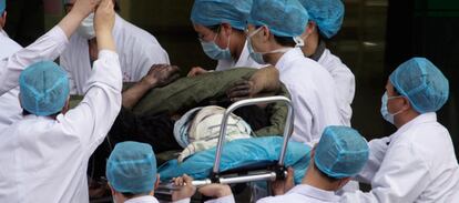 Un minero es evacuado por equipos sanitarios después de permanecer atrapado ocho días en una mina de carbón de Xiangning.