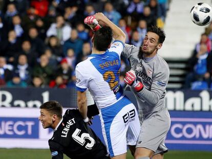 El central del Legan&eacute;s Siovas remata y marca entre el portero Sergio Rico y el defensa Lenglet.