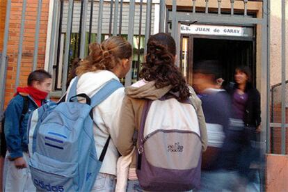 Exterior del Instituto Juan de Garay de Valencia, en cuyas cercanías se produjeron las palizas a un chico de 14 años.